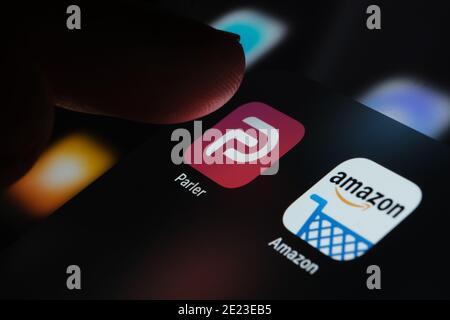 Parler App und Amazon App auf dem Bildschirm des iPad gesehen. Konzept. Parler ist eine Social-Media-Plattform, die von Amazon AWS verboten ist. Stockfoto