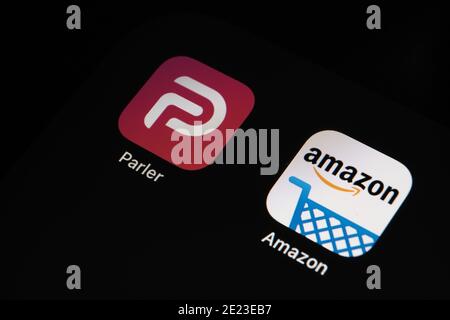 Parler App und Amazon App auf dem Bildschirm des iPad gesehen. Konzept. Parler ist eine Social-Media-Plattform, die von Amazon AWS verboten ist. Stockfoto