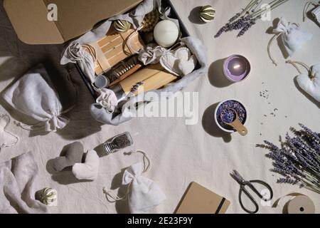 Trockene Lavendelblüten. Handgemachte Lavendelsäckchen in Textiltaschen und weichen Herzen. Hand halten Floß Karton mit Null Abfall Geschenke. Bambuskaffee Stockfoto