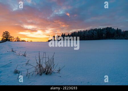 Wunderschöne Winterlandschaft bei Sonnenuntergang am Hoechsten bei Illmensee Am nördlichen Bodensee Stockfoto