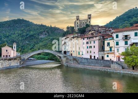 DOLCEACQUA, ITALIEN - CA. AUGUST 2020: Dolceacqua Panorama mit der antiken römischen Brücke aus Steinen und der Burg Stockfoto