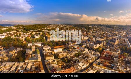 Lviv, ukrainische Stadt mit schöner Architektur Luftbild. Stockfoto