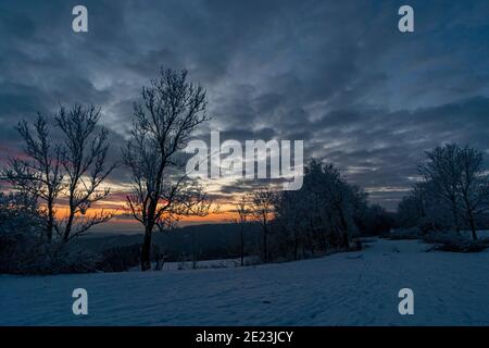 Wunderschöne Winterlandschaft bei Sonnenuntergang am Hoechsten bei Illmensee Am nördlichen Bodensee Stockfoto