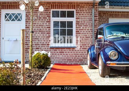 Antwerpen, Belgien, März 2009: Zwei blaue deutsche Oldtimer. Volkswagen Beetle an einem Hochzeitstag vor einem Haus. Hochwertige Fotos Stockfoto