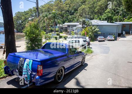 Blue Holden machte SS Ute Fahrzeug neben einem Sydney geparkt Strand mit Strandhandtüchern von hinten, Sydney, Australien Stockfoto