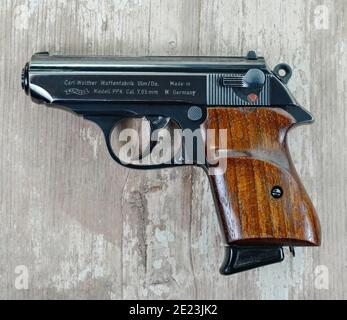 Nahaufnahme von Walther PPK Handfeuerpistole cal. 7,65 mm auf einem Holztisch. Stockfoto