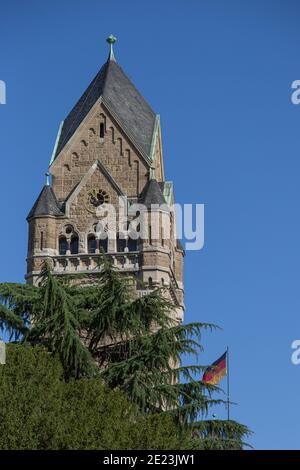 Vertikale Aufnahme des Kirchturms der Basilika St. Kastor in Koblenz, Deutschland Stockfoto