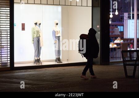 Köln, Deutschland. Januar 2021. Ein Mann geht mit einem Rucksack durch eine Einkaufsstraße in der Innenstadt. Besonders für Obdachlose ist die Absperrung eine harte Zeit. Aufgrund des Mangels an Touristen und Einkäufern, gibt es auch ein Mangel an Einkommen aus dem Sammeln von Flaschen oder den Verkauf von Zeitungen. Quelle: Henning Kaiser/dpa/Alamy Live News Stockfoto