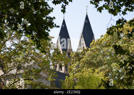 Kirchtürme der Basilika St. Kastor in Koblenz, Deutschland Stockfoto