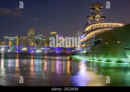 Eine Luxusyacht mit Blick auf die Stadt Miami im Hintergrund Stockfoto