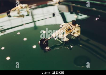 Drift, Sporting Details. Haubenmontage Nahaufnahme Auto Stockfoto