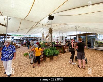 KAPSTADT, SÜDAFRIKA - 28. Dez 2020: Einheimische und Touristen mit Gesichtsmasken auf dem Oranjezicht City Farm Market (OZCF) in Kapstadt während der Decembe Stockfoto