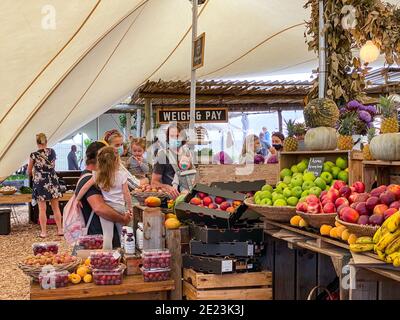 KAPSTADT, SÜDAFRIKA - 28. Dez 2020: Einheimische und Touristen mit Gesichtsmasken auf dem Oranjezicht City Farm Market (OZCF) in Kapstadt während der Decembe Stockfoto