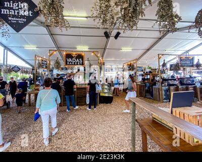 KAPSTADT, SÜDAFRIKA - 28. Dez 2020: Einheimische und Touristen mit Gesichtsmasken auf dem Oranjezicht City Farm Market (OZCF) in Kapstadt während der Decembe Stockfoto