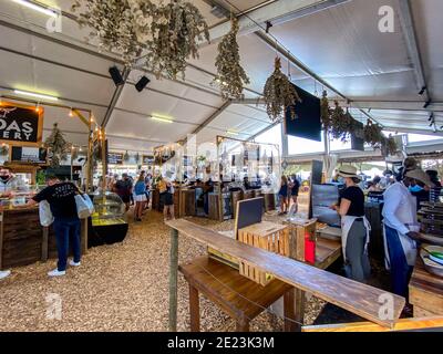 KAPSTADT, SÜDAFRIKA - 28. Dez 2020: Einheimische und Touristen mit Gesichtsmasken auf dem Oranjezicht City Farm Market (OZCF) in Kapstadt während der Decembe Stockfoto