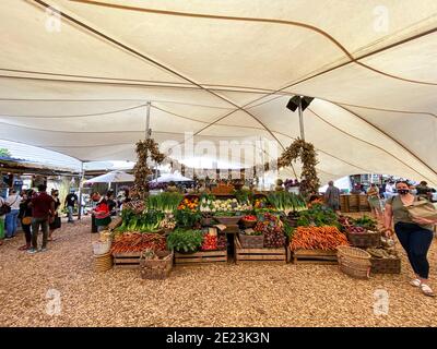 KAPSTADT, SÜDAFRIKA - 28. Dez 2020: Einheimische und Touristen mit Gesichtsmasken auf dem Oranjezicht City Farm Market (OZCF) in Kapstadt während der Decembe Stockfoto