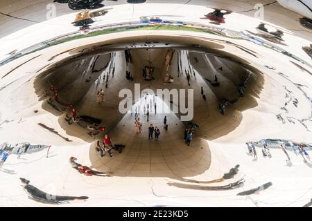 Die Reflexionen der Menschen wurden am Cloud Gate, Millenium Park, verzerrt gesehen Stockfoto