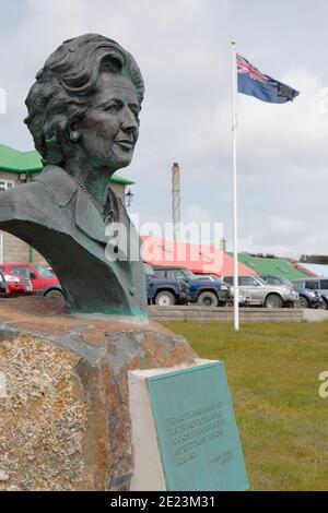 Bronzebüste von Margaret Thatcher (ehemalige Premierministerin), vor dem Regierungsgebäude, Port Stanley, Falklandinseln, 4. Dezember 2015 Stockfoto