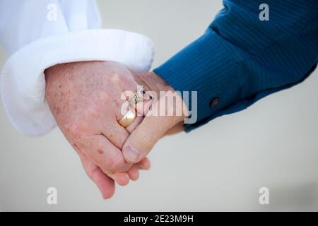 Nahaufnahme der Hände eines älteren Paares, die sich gegenseitig halten Stockfoto