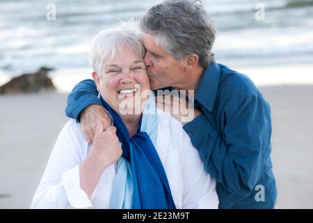 Älterer Mann küsst Frau bei Cold Storage Beach auf Cape Kabeljau Stockfoto