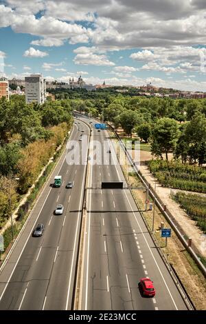 Von oben verschiedene Autos fahren auf asphaltierte Straße umgeben Durch üppige grüne Bäume wächst im Park in Wohnviertel In Madrid Stockfoto