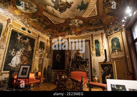 Das Schlafzimmer der Habsburger Kaiserin Elisabeth (Sisi) in der Hermesvilla, ihrem Landhaus am Stadtrand von Wien, Österreich. Stockfoto