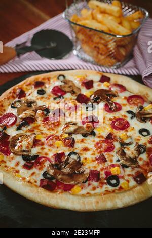 Leckere Pizza. Und gebratene Kartoffeln. Stockfoto