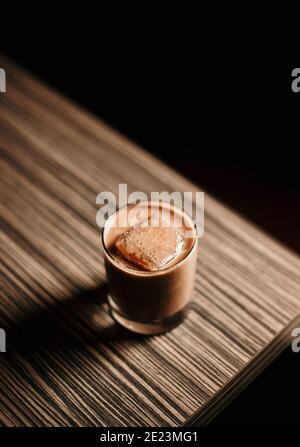 Tasse Kaffee auf dem Tisch im Café mit dunkel Hintergrund Stockfoto