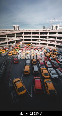 Taxis warten am Flughafen San Francisco Stockfoto