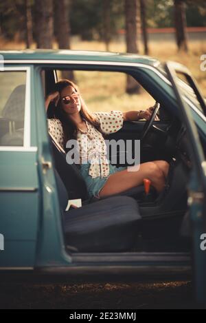 Frau im Auto lächelnd und Blick auf die Kamera. Stockfoto