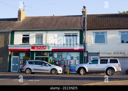 29. Juni 2018 EIN kleiner Spar Lebensmittelgeschäft Outlet geöffnet Für Geschäfte in Groomsport County Down, während die lokalen Café Bleibt an einem warmen Sommerabend geschlossen Stockfoto