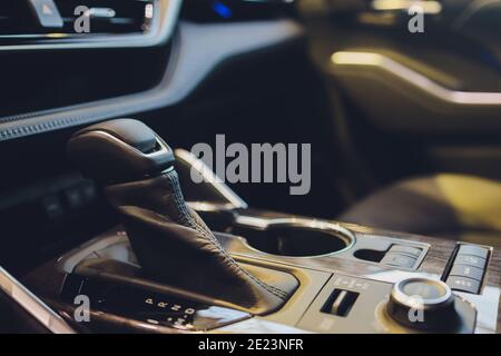 Einzelheiten über eine automatische Gangschaltung in ein neues Auto Stockfoto