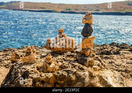 Felsstürme am felsigen Strand an einem sonnigen Tag Stockfoto