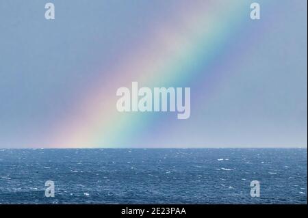 Brillanter Regenbogen über dem Meer auf Maui. Stockfoto