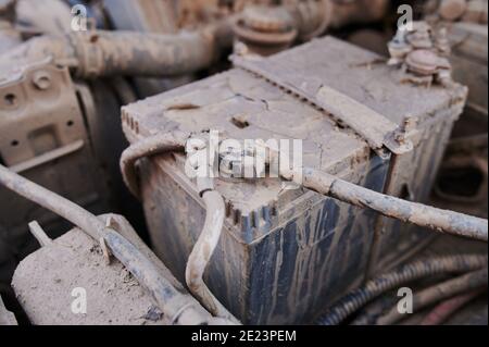 Staubige Details eines flachen vier Boxer Auto Motorraum unter der offenen Haube. Lichtmaschine und Ansaugkrümmer. Nahaufnahme Seitenansicht an einem sonnigen Tag Stockfoto