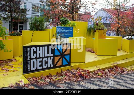 North Vancouver, British-Columbia / Kanada 12/14/2020: Das Chill Deck, eine öffentliche Terrasse im Freien, die in eine ausgewiesene Alkoholzone in Nort umgewandelt wurde Stockfoto