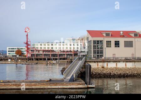 Ein Blick auf das pier7 Restaurant, im unteren Lonsdale, North Vancouver, mit dem Lonsdale Quay Markt im Hintergrund, British-Columbia Stockfoto