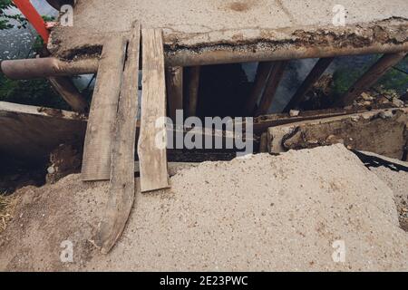 Sehr alte Hängebrücke über den Fluss. Nahaufnahme Stockfoto