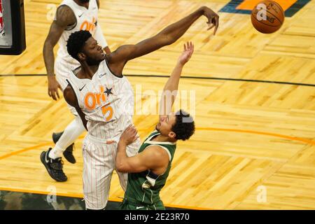 Orlando, USA. Januar 2021. Orlando, Florida, USA, 11. Januar 2021, Orlando Magischer Spieler Mohamed Bamba #5 blockiert einen Schuss während des Spiels im Amway Center (Foto: Marty Jean-Louis/Alamy Live News Stockfoto