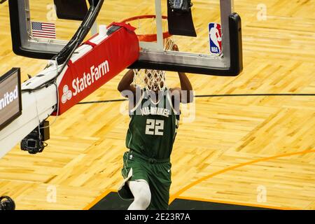 Orlando, USA. Januar 2021. Orlando, Florida, USA, 11. Januar 2021, Milwaukee Bucks Spieler Khris Middleton dunks während des Spiels im Amway Center (Foto: Marty Jean-Louis/Alamy Live News Stockfoto