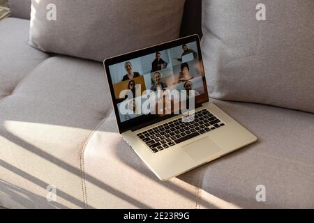 Schöne junge Frau mit Videokonferenz Anruf über Computer. Anrufbesprechung. Heimbüro. Bleiben Sie zu Hause und arbeiten von zu Hause aus Konzept während Coronavirus Stockfoto