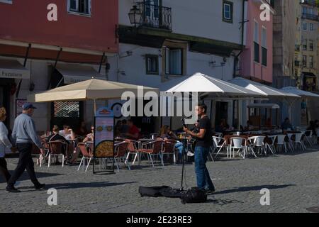 Mann spielt und singt in Alfama, Lissabon, Portugal Stockfoto