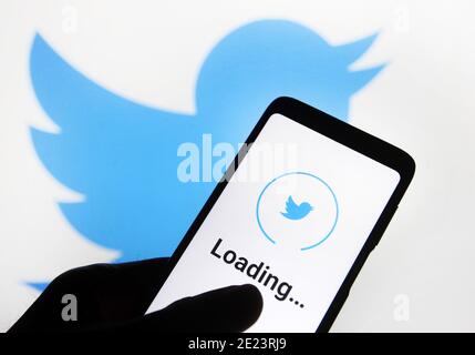 Ukraine. Januar 2021. In dieser Abbildung ist ein Twitter-Logo auf einem Smartphone geladen zu sehen. Kredit: Pavlo Gonchar/SOPA Images/ZUMA Wire/Alamy Live Nachrichten Stockfoto