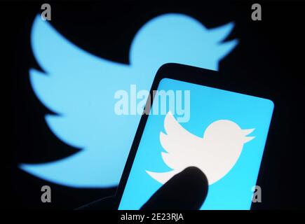 Ukraine. Januar 2021. In dieser Abbildung ist ein Twitter-Logo auf einem Smartphone und einem Computerbildschirm im Hintergrund zu sehen. Kredit: Pavlo Gonchar/SOPA Images/ZUMA Wire/Alamy Live Nachrichten Stockfoto