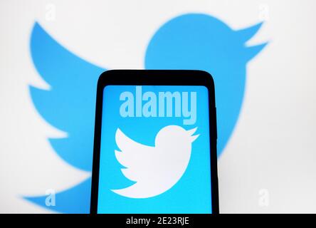 Ukraine. Januar 2021. In dieser Abbildung ist ein Twitter-Logo auf einem Smartphone und einem Computerbildschirm im Hintergrund zu sehen. Kredit: Pavlo Gonchar/SOPA Images/ZUMA Wire/Alamy Live Nachrichten Stockfoto