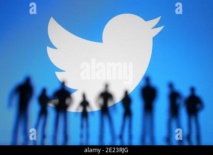 Ukraine. Januar 2021. In dieser Foto-Illustration ist ein Twitter-Logo vor den Silhouetten Spielzeug Menschen zu sehen. Kredit: Pavlo Gonchar/SOPA Images/ZUMA Wire/Alamy Live Nachrichten Stockfoto