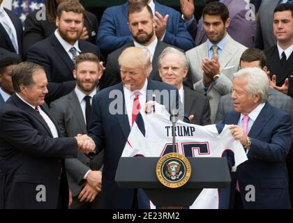 Washington, USA. April 2017. 19. April 2017 - Präsident Donald Trump hält ein Patriots Super Bowl Trikot neben Trainer Bill Belichick, links, und Besitzer Robert Kraft, rechts, als er die Super Bowl Champions The New England Patriots im Weißen Haus auf dem South Lawn begrüßt. (Foto von Molly Riley/Pool) *** Bitte benutzen Sie das Credit-Feld *** Credit: SIPA USA/Alamy Live News Stockfoto