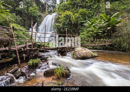 Bewegung verschwommenes Wasser Pa Dok Siew Wasserfall (Rak Jung Wasserfall) schöne Wasserfall in tiefen Wald Doi Inthanon Nationalpark. Chiangmai, Thailand Stockfoto