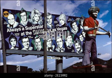 Eine Plakatwand auf dem Sunset Strip in Los Angeles wirbt für Reisen zum Sahara Hotel in Las Vegas mit Superstar-Künstlern um 1979. Stockfoto