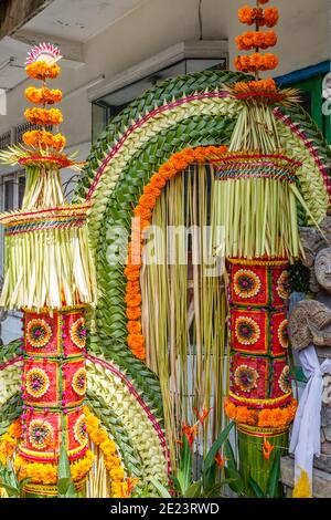 Balinesische Hindu-Hochzeitstore mit Sarad, farbenfroher Reismehl-Mischung. Bali, Indonesien. Details. Stockfoto